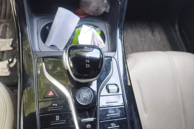 Used BYD Qin PLUS 2024 HONOR Edition DM-i 55KM Leading Model Gear Lever