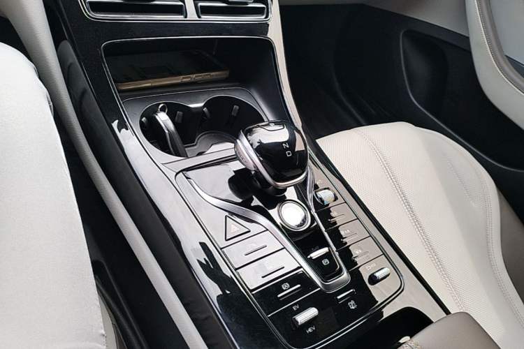 Used BYD Qin PLUS 2024 HONOR Edition DM-i 55KM Leading Model Gear Lever