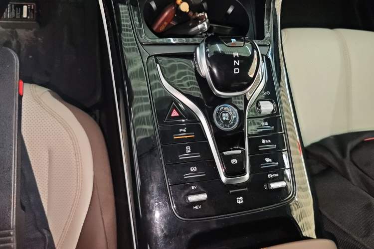 Used BYD Qin PLUS 2024 HONOR Edition DM-i 55KM Leading Model Gear Lever