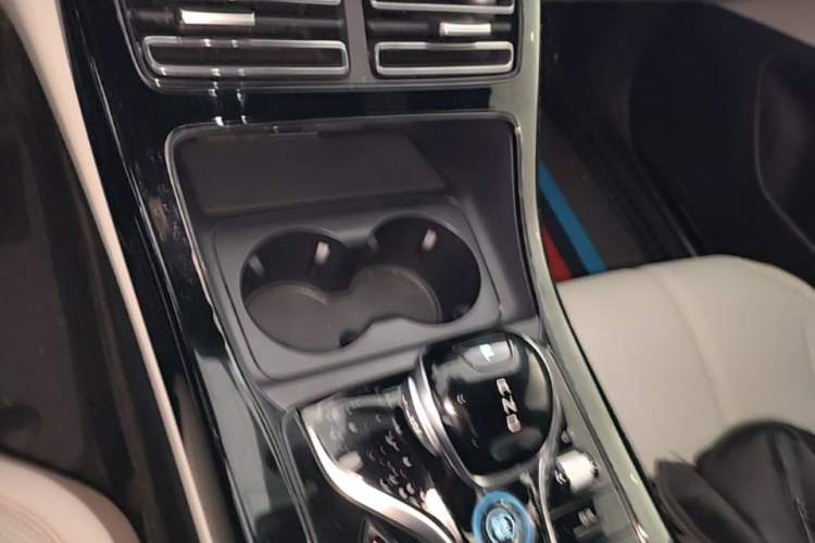 Used BYD Qin PLUS 2024 HONOR Edition DM-i 55KM Leading Model Gear Lever