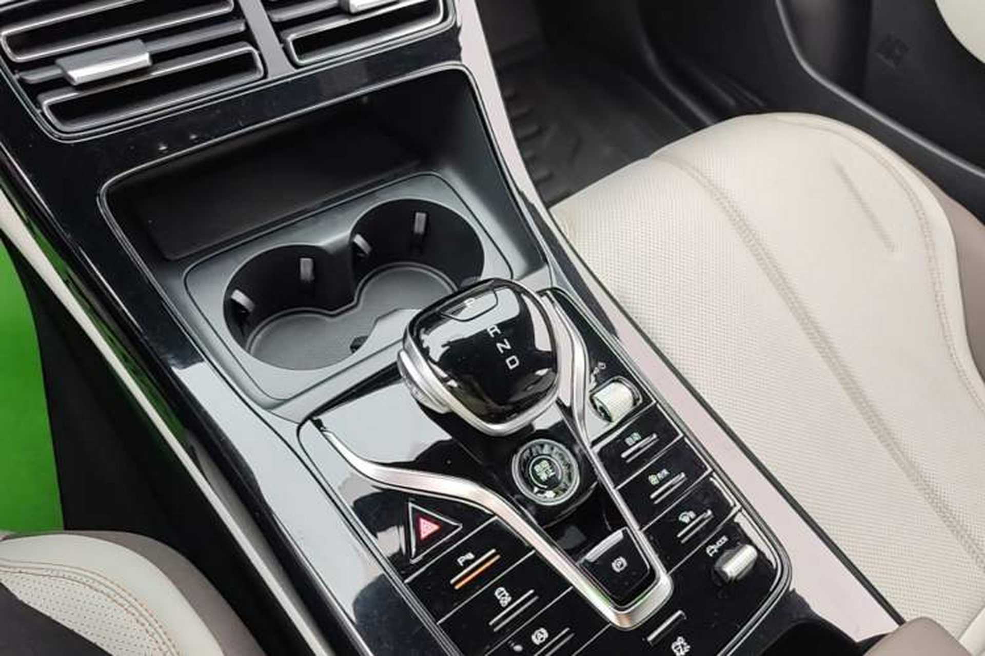 Used BYD Qin PLUS 2024 HONOR Edition DM-i 55KM Leading Model Gear Lever