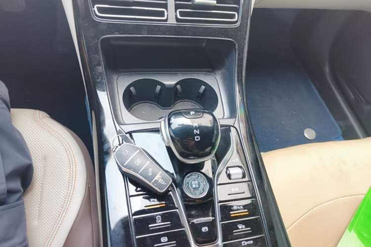 Used BYD Qin PLUS 2024 HONOR Edition DM-i 55KM Leading Model Gear Lever