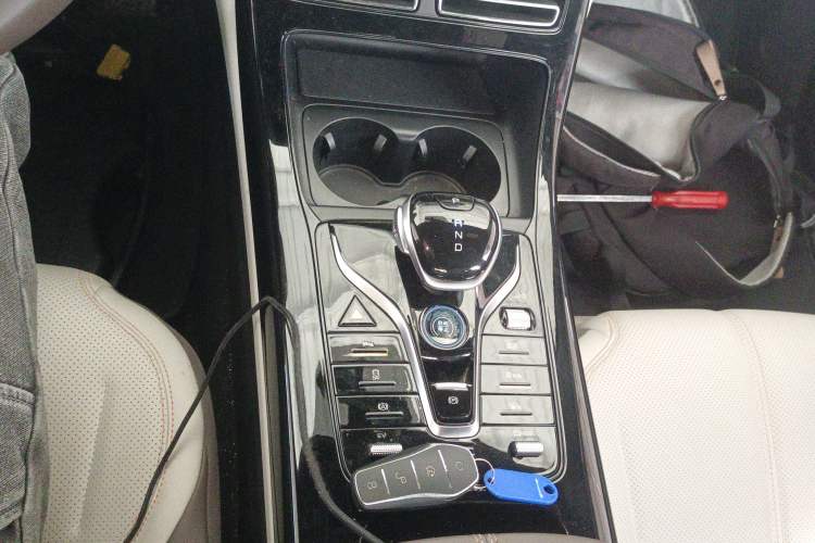 Used BYD Qin PLUS 2024 HONOR Edition DM-i 55KM Leading Model Gear Lever