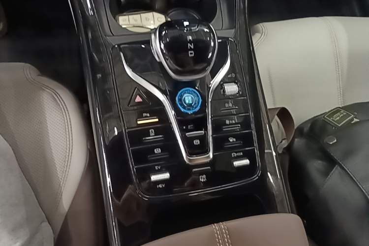 Used BYD Qin PLUS 2024 HONOR Edition DM-i 55KM Beyond Model Gear Lever