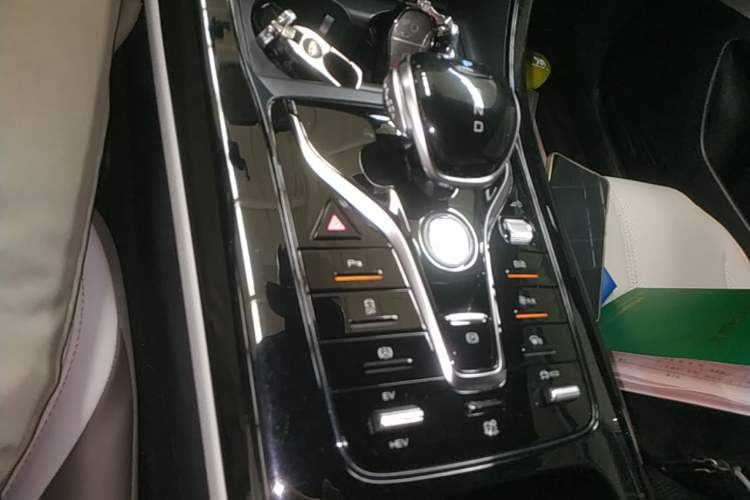 Used BYD Qin PLUS 2024 HONOR Edition DM-i 55KM Leading Model Gear Lever