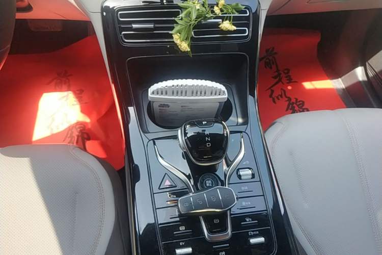 Used BYD Qin PLUS 2024 HONOR Edition DM-i 55KM Leading Model Gear Lever