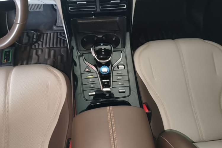 Used BYD Qin PLUS 2024 HONOR Edition DM-i 55KM Leading Model Gear Lever