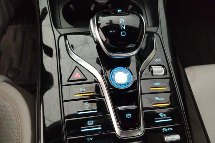 Used BYD Qin PLUS 2024 HONOR Edition DM-i 55KM Leading Model Gear Lever