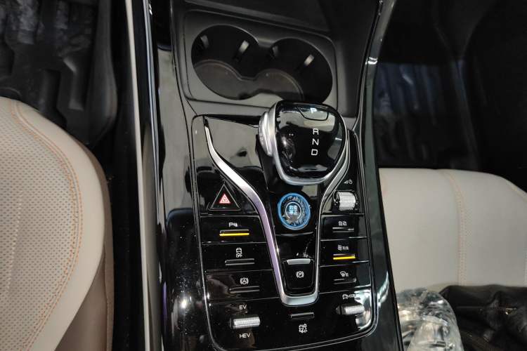 Used BYD Qin PLUS 2024 HONOR Edition DM-i 55KM Leading Model Gear Lever