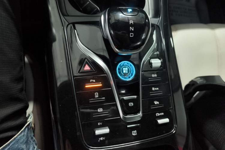 Used BYD Qin PLUS 2024 HONOR Edition DM-i 55KM Leading Model Gear Lever