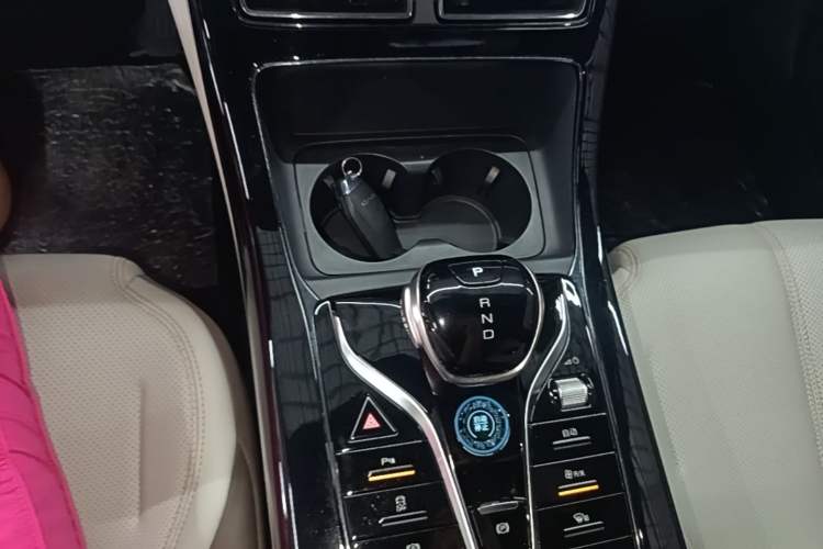 Used BYD Qin PLUS 2024 HONOR Edition DM-i 55KM Leading Model Gear Lever