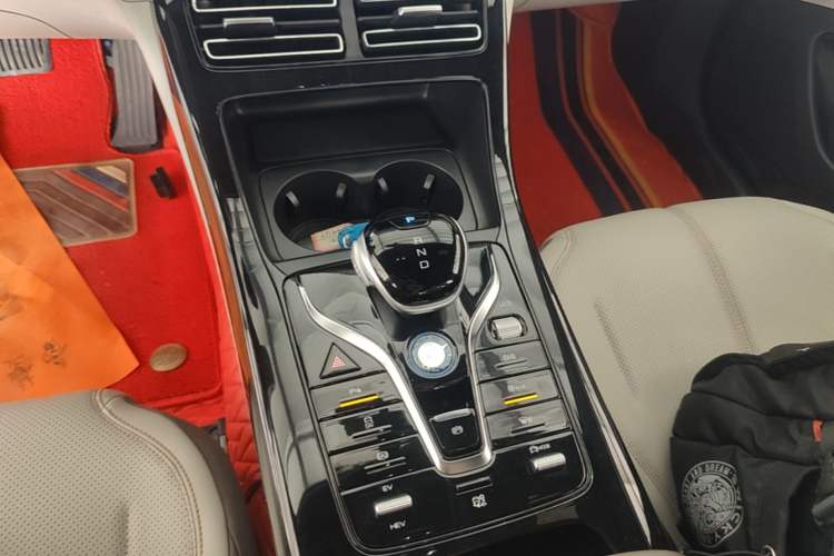 Used BYD Qin PLUS 2024 HONOR Edition DM-i 55KM Leading Model Gear Lever