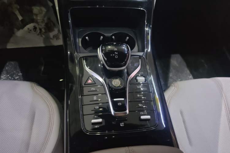 Used BYD Qin PLUS 2024 HONOR Edition DM-i 55KM Leading Model Gear Lever