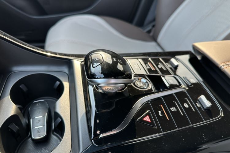 Used BYD Qin PLUS 2024 HONOR Edition DM-i 55KM Leading Model Gear Lever