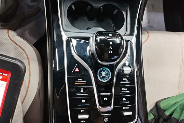 Used BYD Qin PLUS 2024 HONOR Edition DM-i 120KM Beyond Model Gear Lever