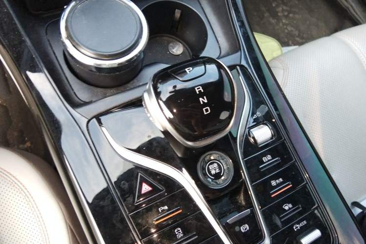 Used BYD Qin PLUS 2024 HONOR Edition DM-i 55KM Leading Model Gear Lever