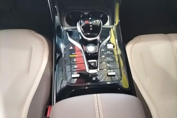 Used BYD Qin PLUS 2024 HONOR Edition DM-i 55KM Leading Model Gear Lever