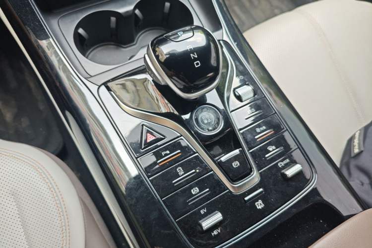 Used BYD Qin PLUS 2024 HONOR Edition DM-i 55KM Leading Model Gear Lever