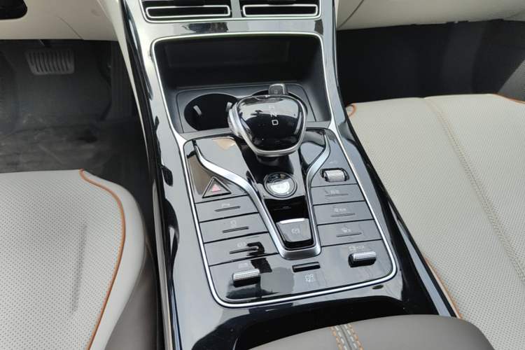 Used BYD Qin PLUS 2024 Honor Edition EV 420KM Leading Model Gear Lever