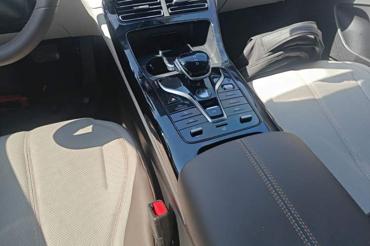 Used BYD Qin PLUS 2024 HONOR Edition DM-i 55KM Leading Model Gear Lever