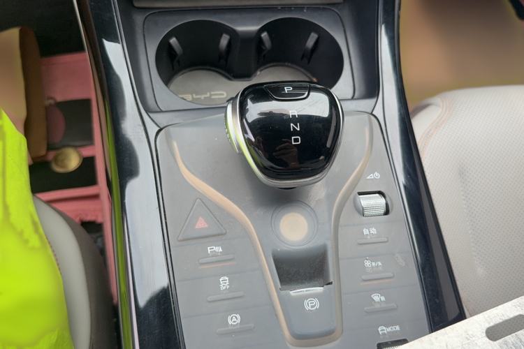 Used BYD Qin PLUS 2024 HONOR Edition DM-i 55KM Leading Model Gear Lever