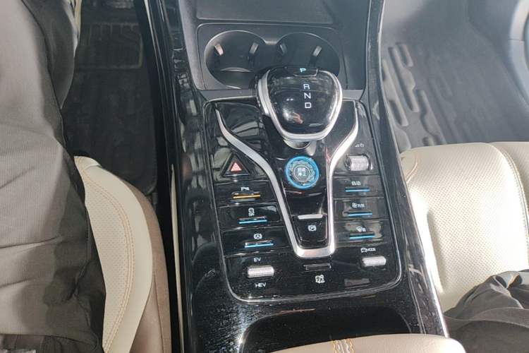 Used BYD Qin PLUS 2024 HONOR Edition DM-i 55KM Leading Model Gear Lever