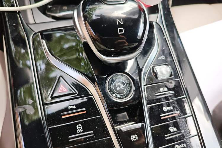 Used BYD Qin PLUS 2024 HONOR Edition DM-i 55KM Leading Model Gear Lever