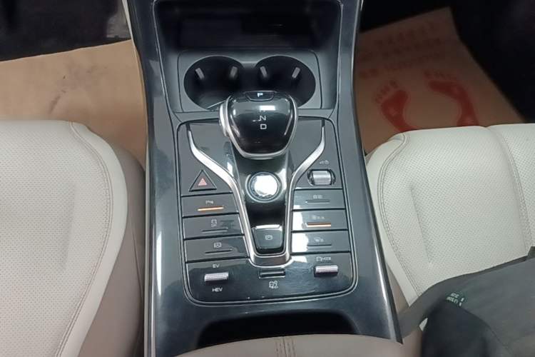 Used BYD Qin PLUS 2024 HONOR Edition DM-i 55KM Leading Model Gear Lever