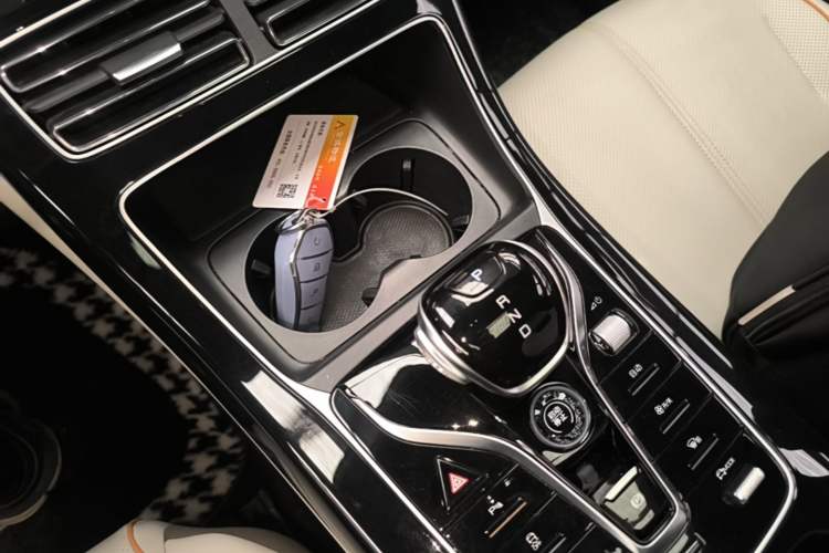 Used BYD Qin PLUS 2024 HONOR Edition DM-i 120KM Leading Model Gear Lever