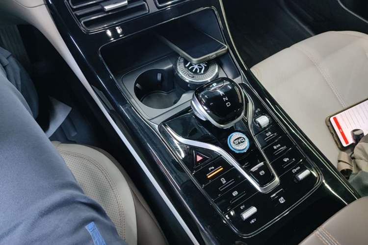 Used BYD Qin PLUS 2024 HONOR Edition DM-i 55KM Leading Model Gear Lever