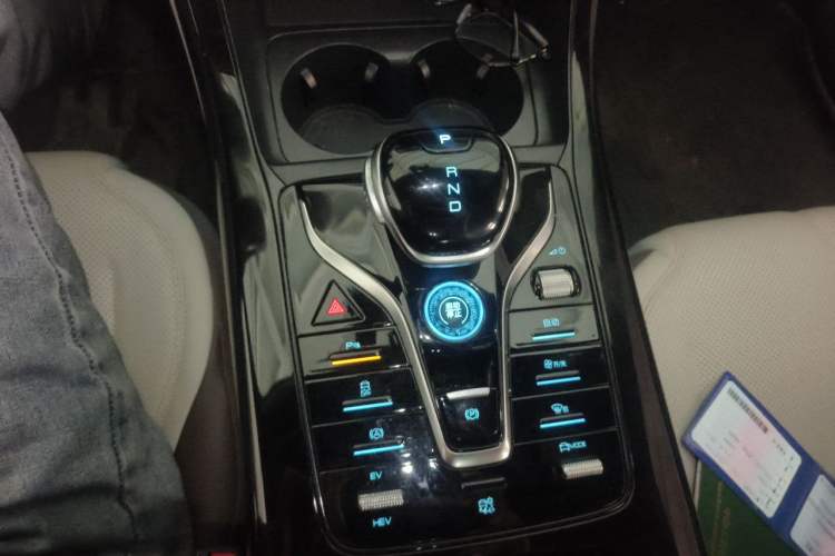 Used BYD Qin PLUS 2024 HONOR Edition DM-i 55KM Leading Model Gear Lever
