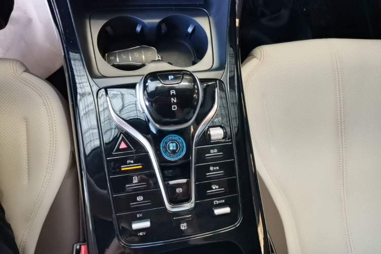 Used BYD Qin PLUS 2024 HONOR Edition DM-i 55KM Leading Model Gear Lever