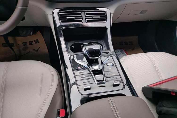 Used BYD Qin PLUS 2024 HONOR Edition DM-i 55KM Leading Model Gear Lever