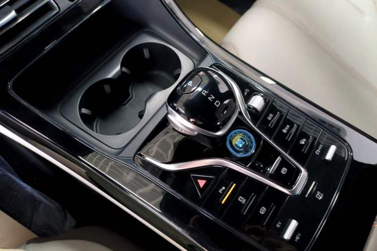 Used BYD Qin PLUS 2024 HONOR Edition DM-i 55KM Leading Model Gear Lever