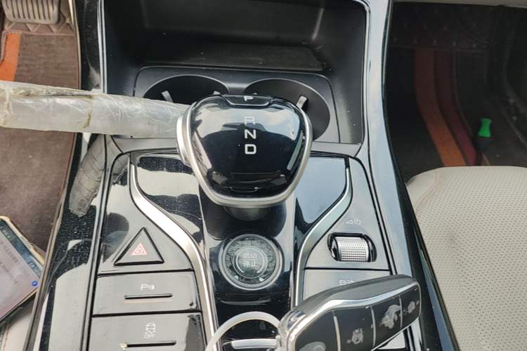 Used BYD Qin PLUS 2024 HONOR Edition DM-i 55KM Leading Model Gear Lever