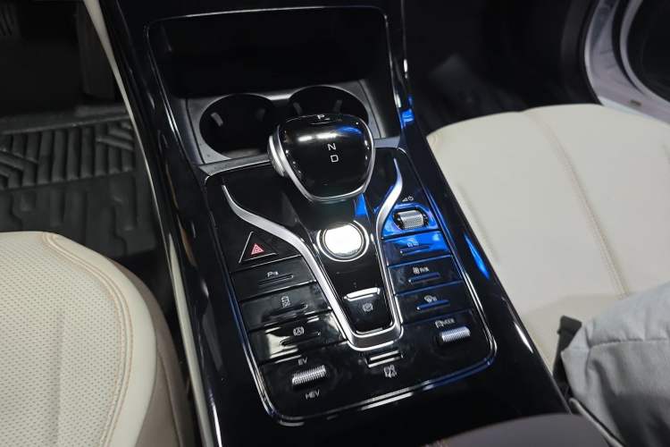 Used BYD Qin PLUS 2024 HONOR Edition DM-i 55KM Leading Model Gear Lever