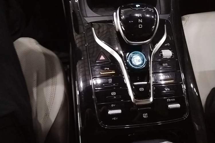 Used BYD Qin PLUS 2024 HONOR Edition DM-i 55KM Leading Model Gear Lever