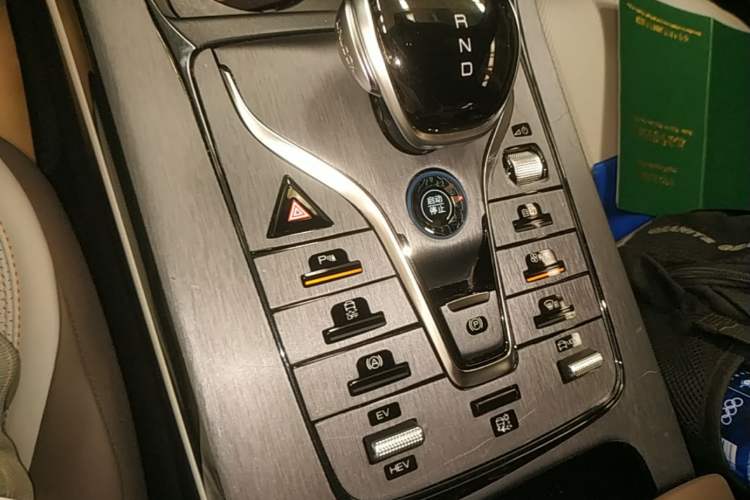 Used BYD Qin PLUS 2024 HONOR Edition DM-i 55KM Leading Model Gear Lever