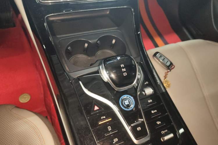 Used BYD Qin PLUS 2024 HONOR Edition DM-i 55KM Leading Model Gear Lever