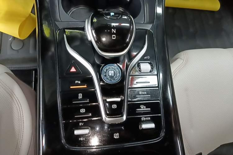 Used BYD Qin PLUS 2024 HONOR Edition DM-i 55KM Leading Model Gear Lever