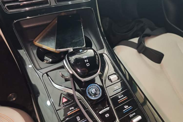 Used BYD Qin PLUS 2024 HONOR Edition DM-i 55KM Leading Model Gear Lever