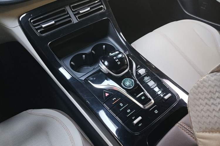 Used BYD Qin PLUS 2024 HONOR Edition DM-i 55KM Leading Model Gear Lever