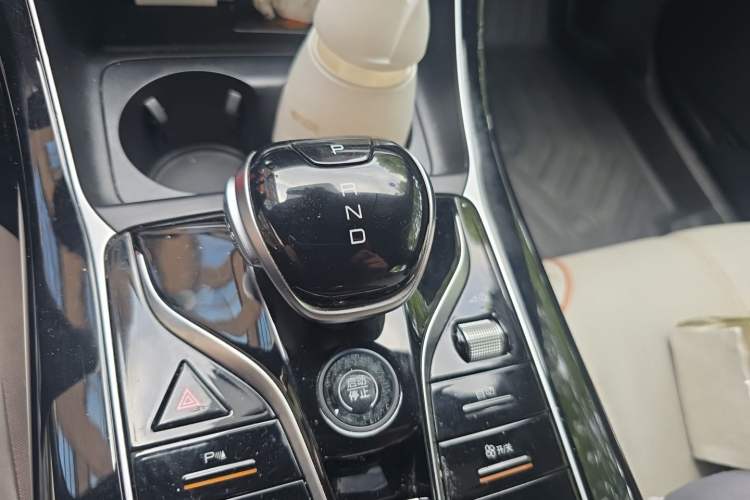 Used BYD Qin PLUS 2024 Honor Edition EV 510KM Leading Model Gear Lever