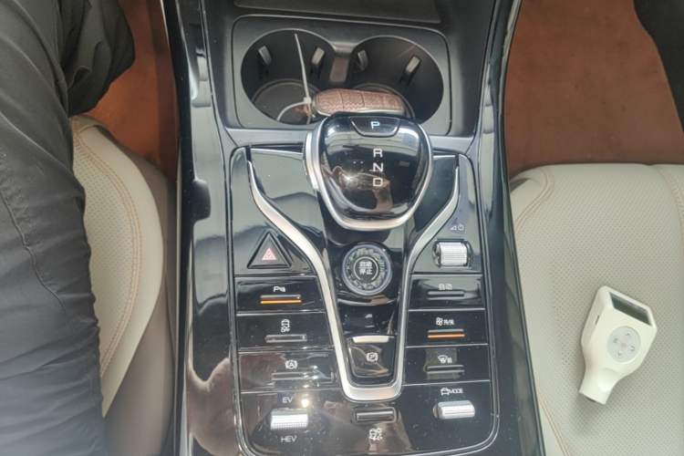Used BYD Qin PLUS 2024 HONOR Edition DM-i 55KM Leading Model Gear Lever