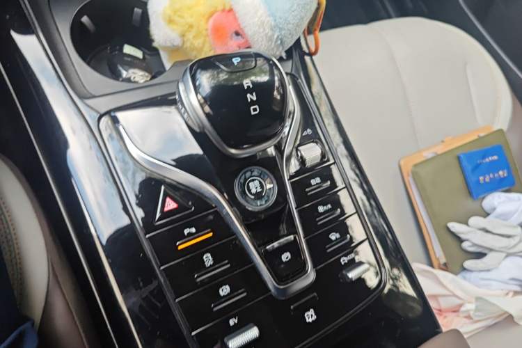 Used BYD Qin PLUS 2024 HONOR Edition DM-i 55KM Leading Model Gear Lever