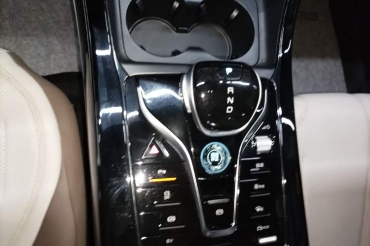Used BYD Qin PLUS 2024 HONOR Edition DM-i 55KM Leading Model Gear Lever