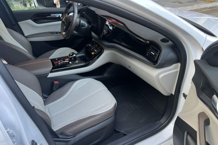 Used BYD Qin PLUS 2024 HONOR Edition DM-i 55KM Leading Model Interior 2