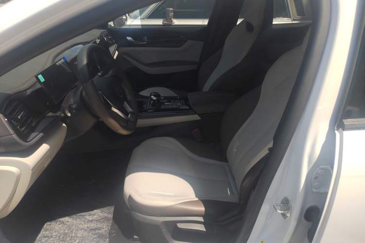 Used BYD Qin PLUS 2024 HONOR Edition DM-i 55KM Leading Model Interior 2