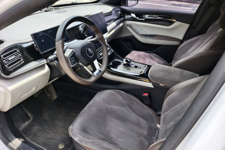 Used BYD Qin PLUS 2024 HONOR Edition DM-i 55KM Leading Model Interior 2
