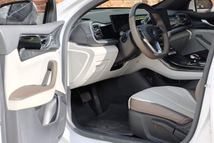 Used BYD Qin PLUS 2024 HONOR Edition DM-i 55KM Leading Model Interior 4